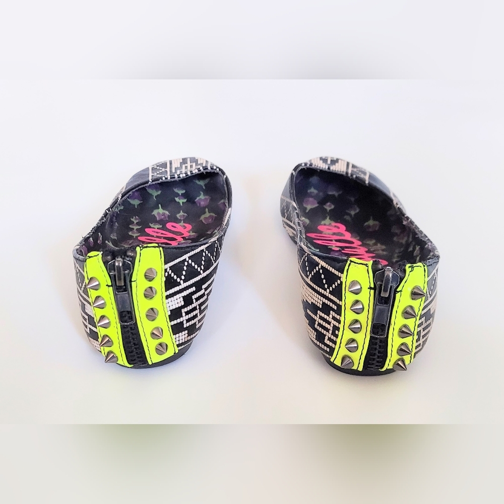 Betsey Johnson Betseyville Aztec Studded Zipper Back Flats Womens Size 6.5 - Picture 4 of 7